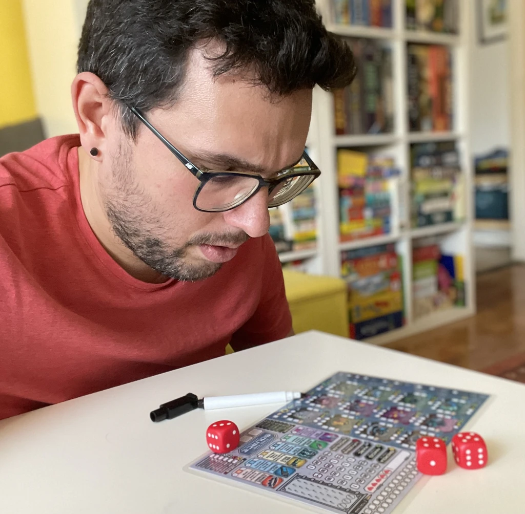 El juego Find the Source durante la partida mostrando el tablero con temática cyberpunk